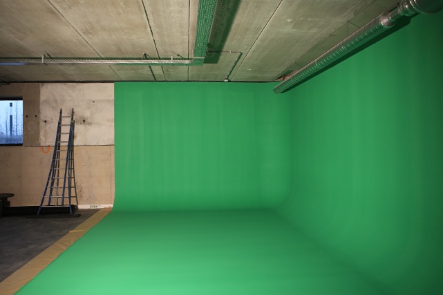 Afwerking en schilderwerk van groene wand Radio en TV Enschede