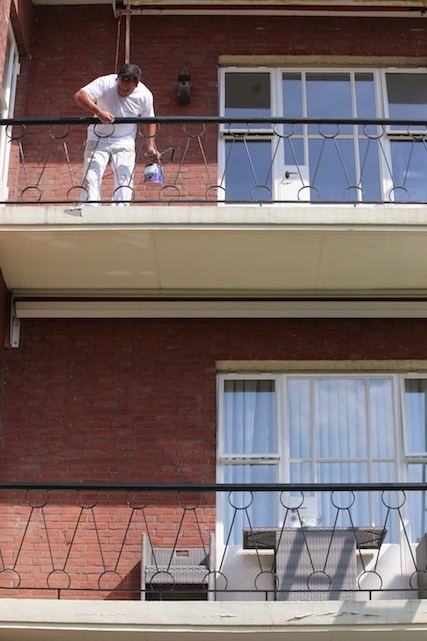 Buitenschilderwerk balustrade balkons Wilhelminaflat Enschede Mellink Schilders