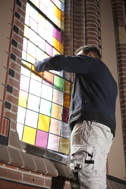Glasherstel St. Jozefkerk Enschede glaszettersbedrijf Mellink Enschede