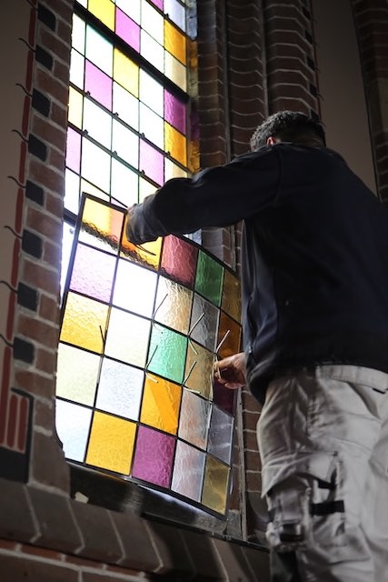 Glasherstel St. Jozefkerk Enschede glaszettersbedrijf Mellink Enschede